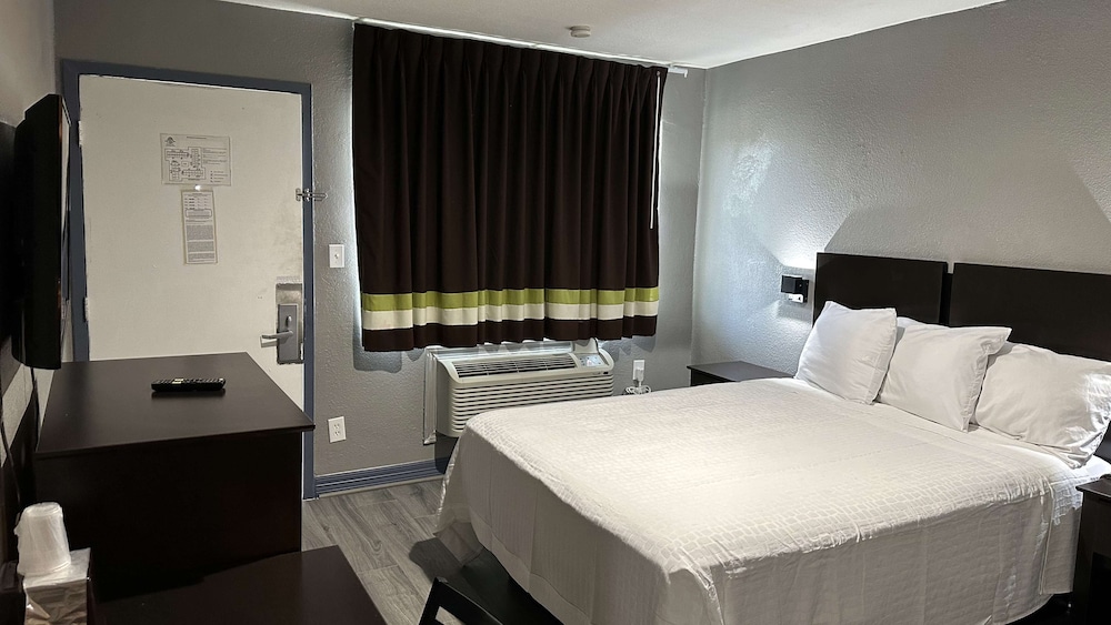 Room, 1 Queen Bed, Smoking - Photo 6