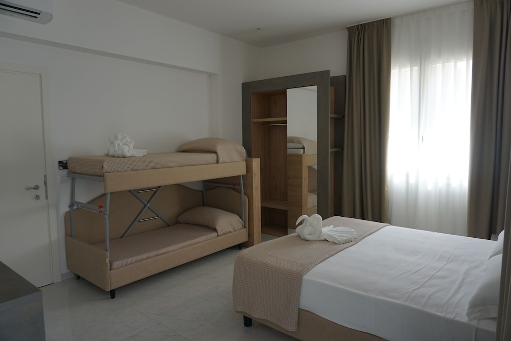 Quadruple Room - Photo 3