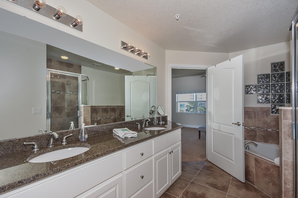 Large Corner Unit at Ocean Walk with Sneak Peak of the Ocean ~ OW20-501, Zdjęcie 27
