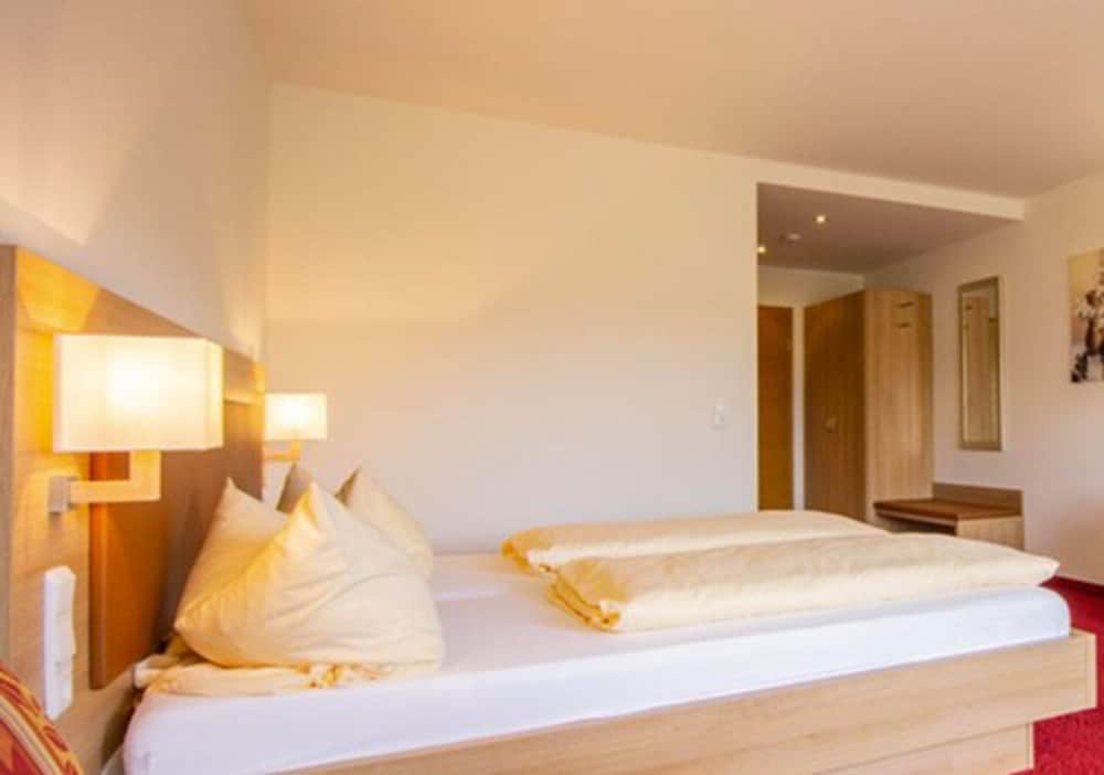 Standard Double Room Single Use, 1 Double Bed, Non Smoking, Garden View photo 2