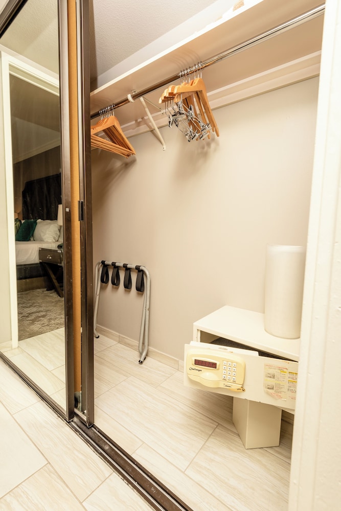 Aston Waikiki Beach Tower: Deluxe Condo, Lanai, Ocean View photo
