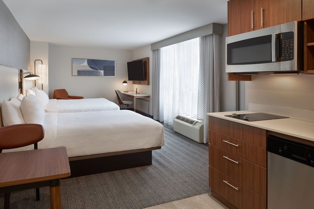 Studio, 2 Queen Beds, Kitchen, City View (Corner)
