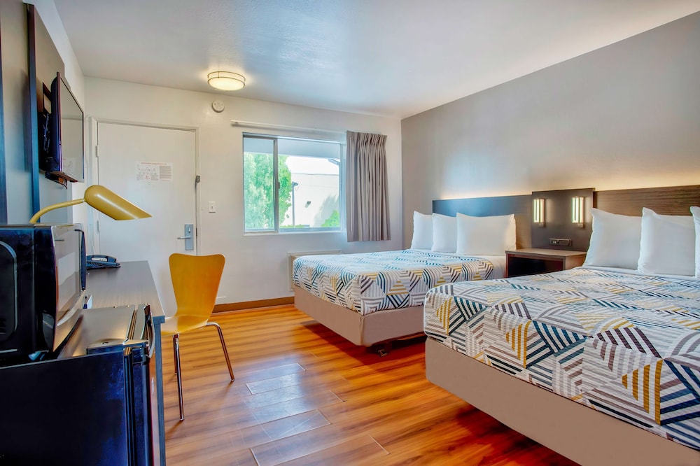 Deluxe Room, 2 Double Beds, Non Smoking, Refrigerator & Microwave photo 3