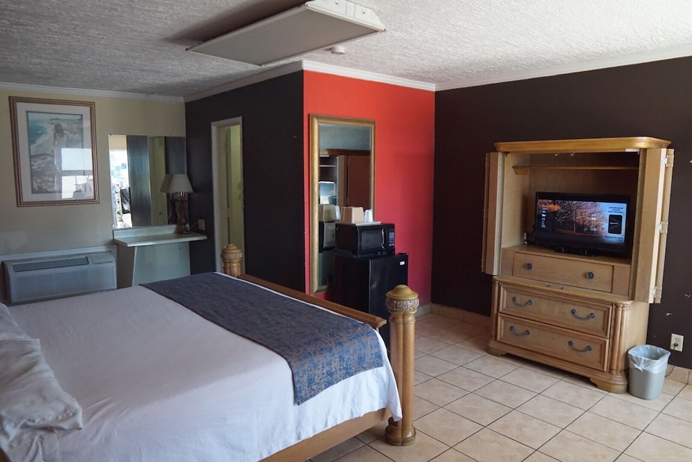 Standard Room, 1 King Bed, Non Smoking photo 3