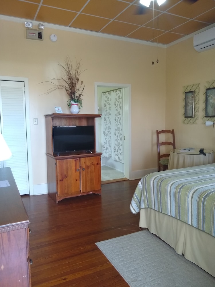 Superior Room, 1 Queen Bed, Balcony, Partial Sea View photo 3