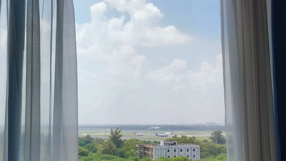 Superior Room, 2 Twin Beds (Airport View)