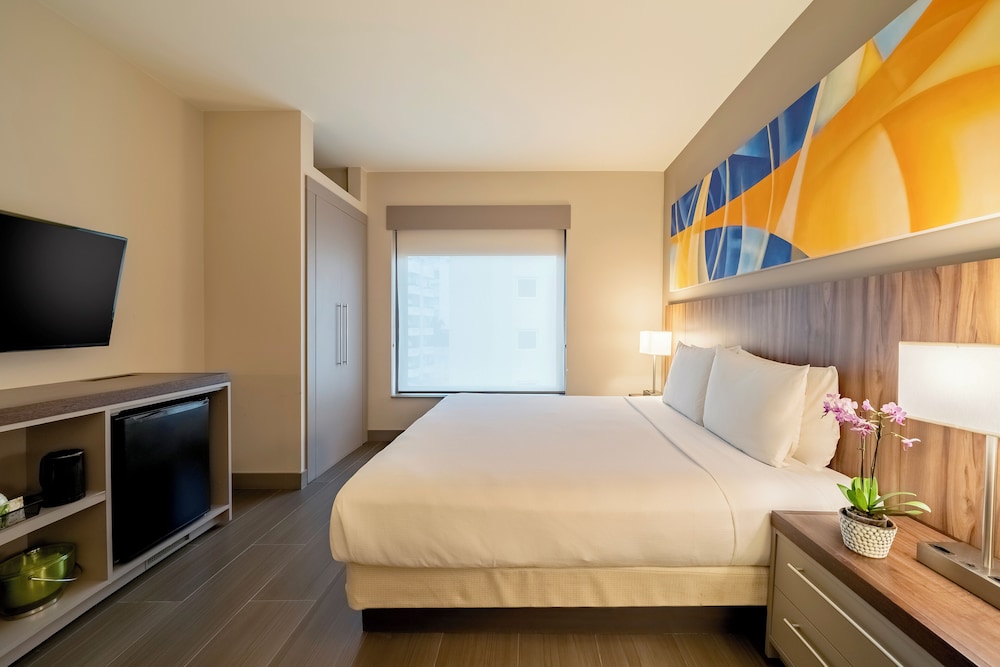 Room, 1 King Bed, Mobility Accessible (Shower) photo 2