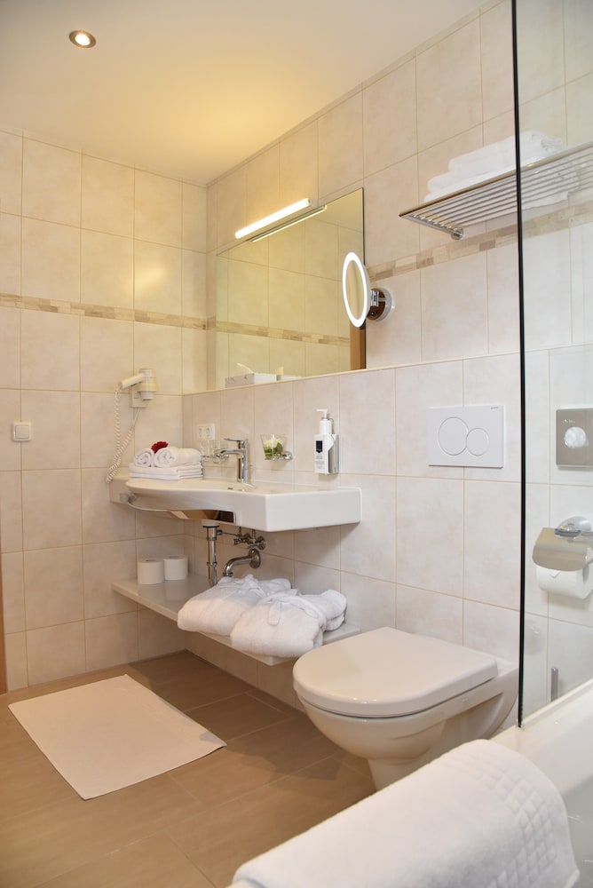 Premium Double Room, 1 Queen Bed with Sofa bed, Balcony, Mountain View photo 2