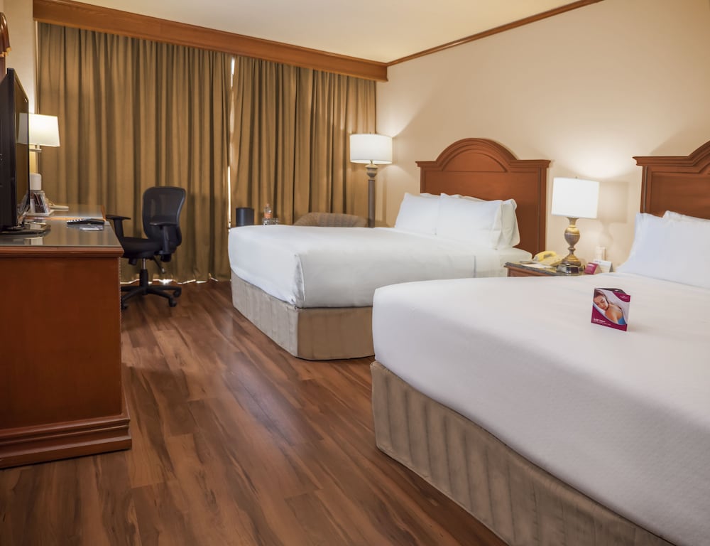 Standard Room, 2 Queen Beds, Club Lounge Access - Photo 2