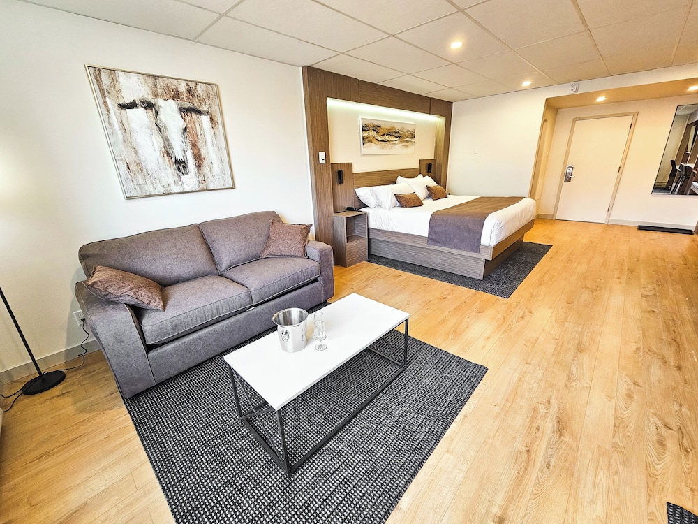 Deluxe Studio, 1 King Bed with Sofa bed, Pets Not Allowed - Photo 5