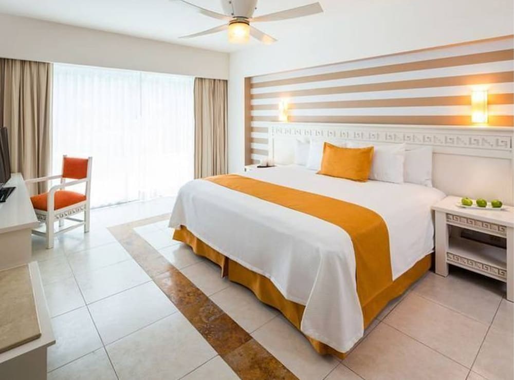 Suite, 1 King Bed, Jetted Tub (Emerald) - Photo 4