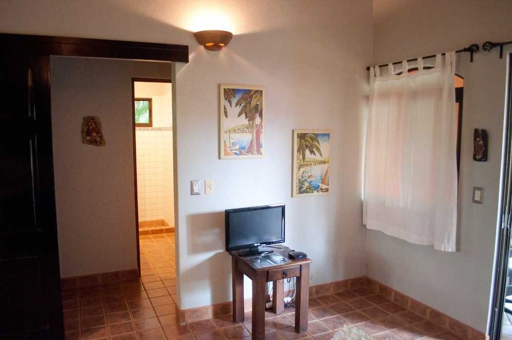 Signature Cottage, 1 Bedroom, Kitchen, Garden Area photo 3