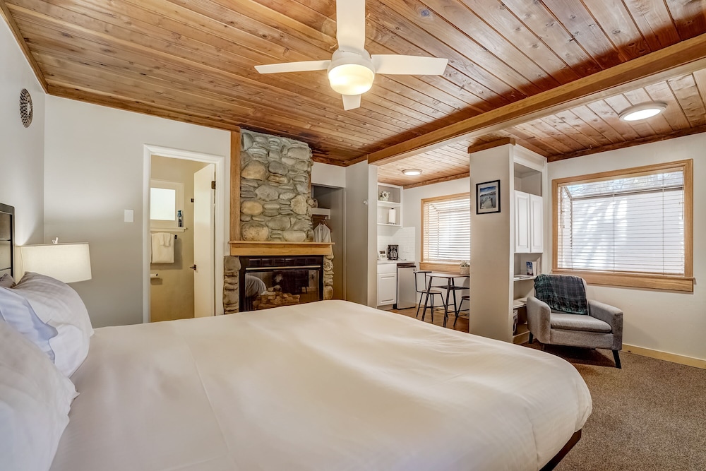 Standard Room, 1 King Bed