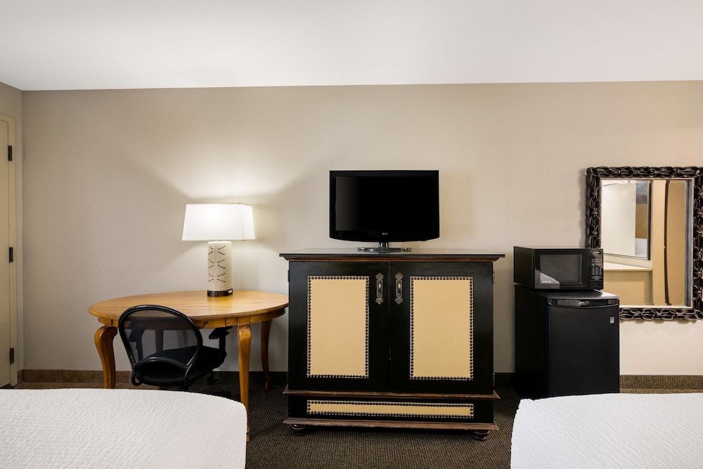 Standard Room, 2 Queen Beds, Refrigerator & Microwave, Poolside - Photo 5