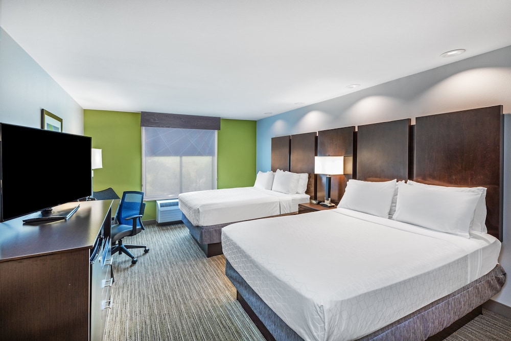 Standard Room, 2 Queen Beds - Photo 4