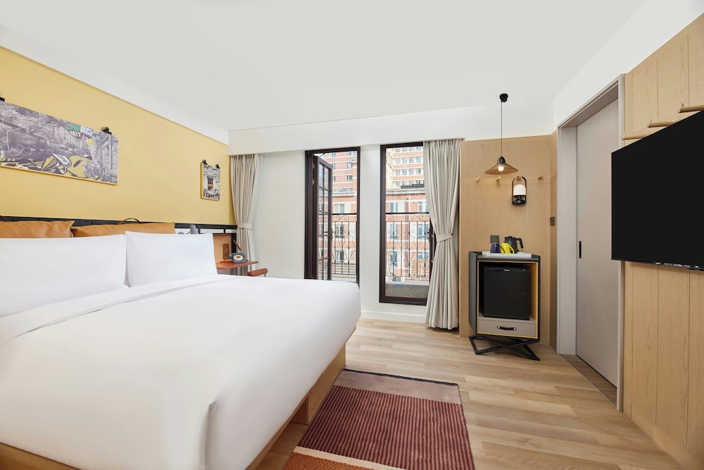 Room, 1 King Bed, Balcony, City View
