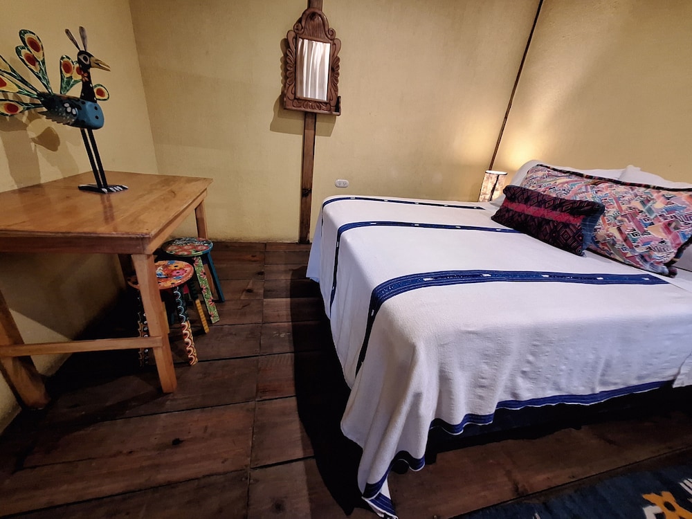 Orange Tree Room, 1 Queen Bed, Shared Bathroom, Upstairs photo 2