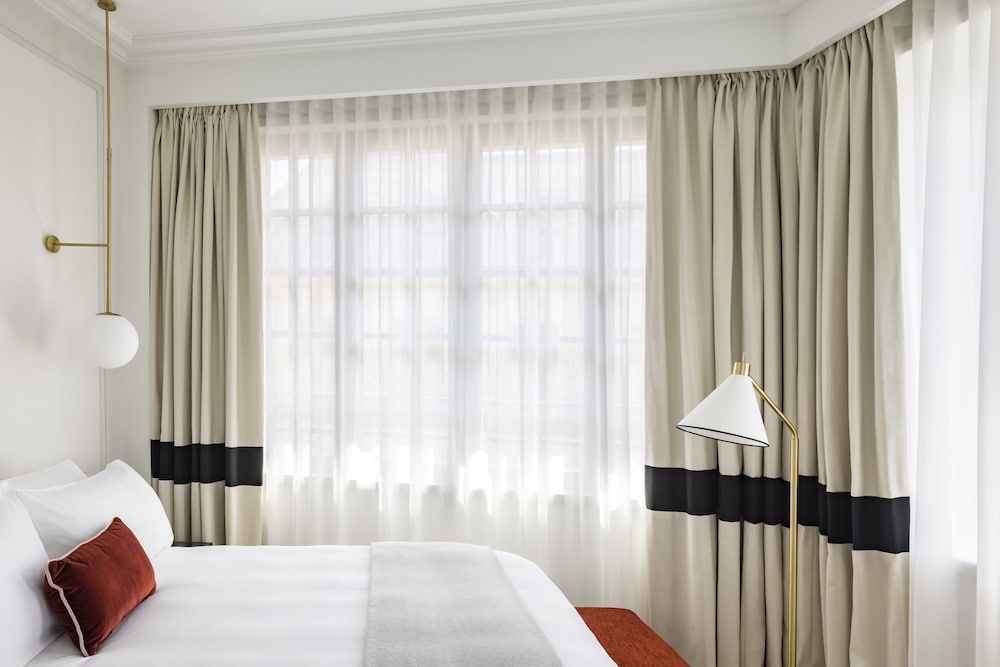 Room (Essential)