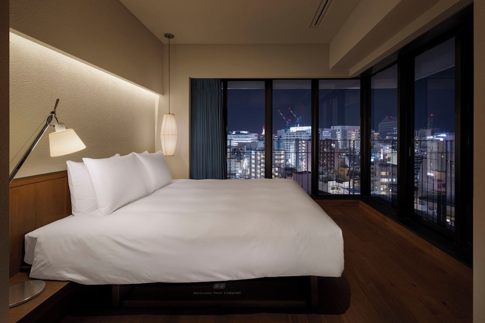 Club Corner King (with Lounge Access, Free Minibar, High Floor) - Photo 1