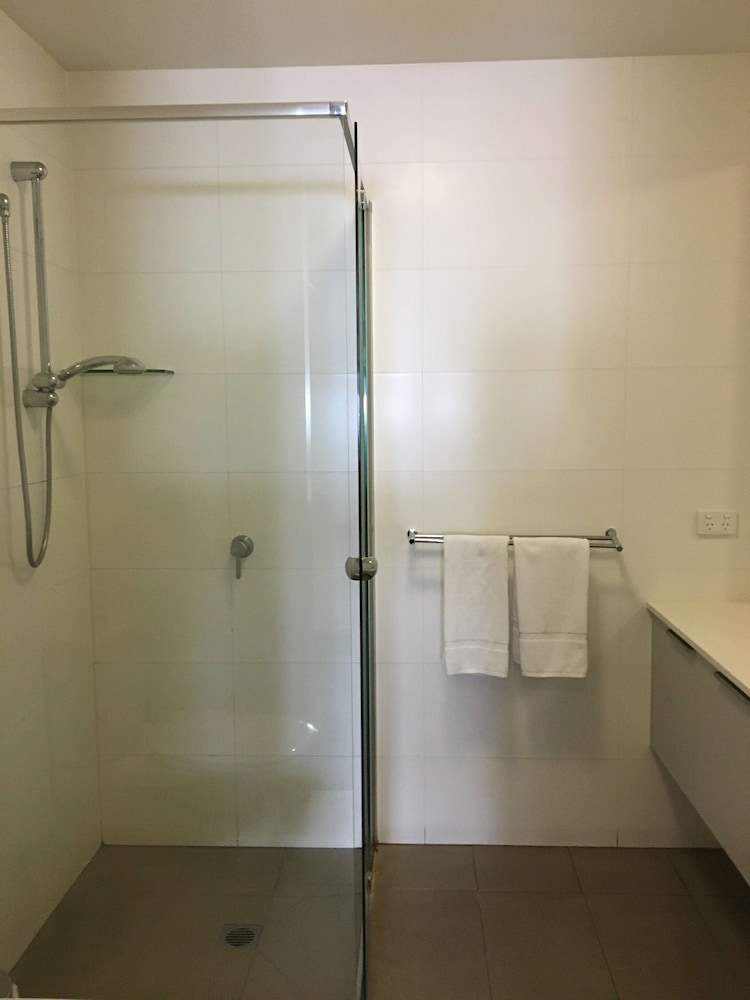 Standard Apartment, 2 Bedrooms, 2 Bathrooms, Annex Building (1 Queen and 2 Single Beds) - Photo 4