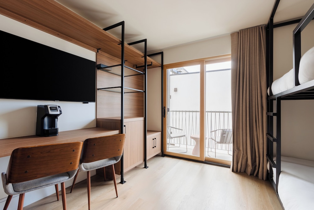 Standard Room, 1 Double Bed (Mobility & Roll-in Shower) - Photo 3