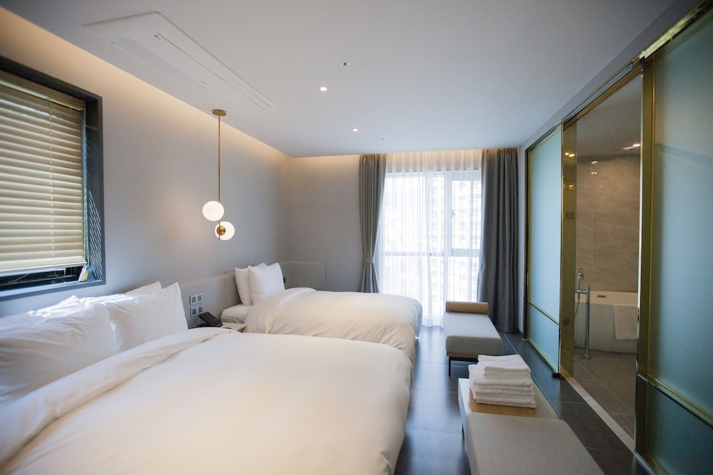 Family Twin Room, City View photo 2