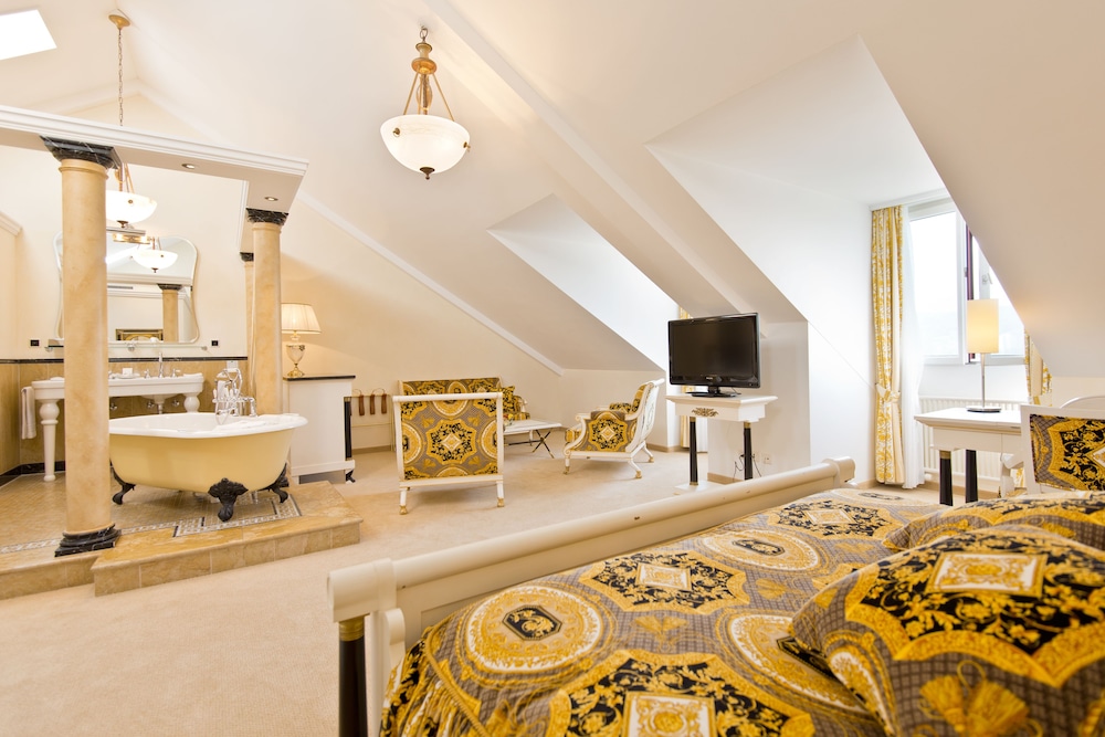 Deluxe Double or Twin Room - Photo 7