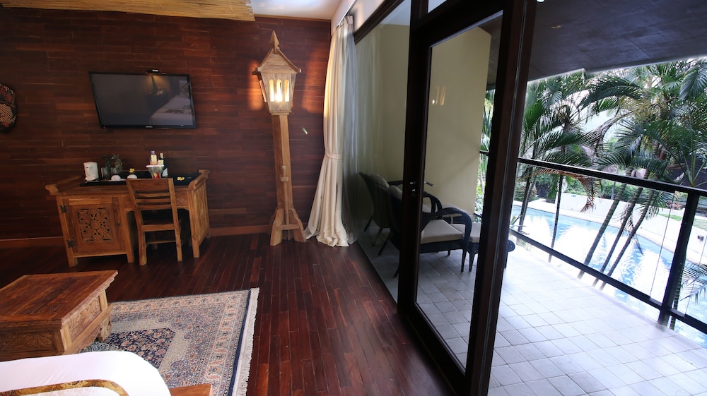 Pool View Suite - Photo 3