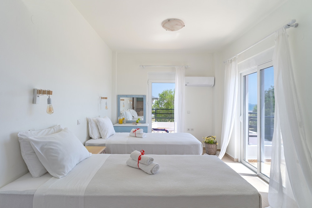 Twin Room, Sea View, Beachside photo 1