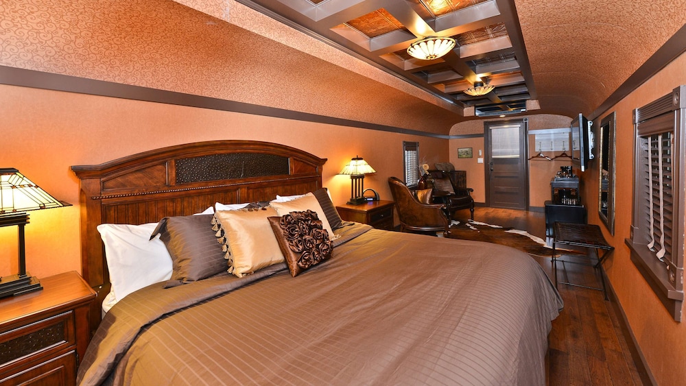 Suite, 1 King Bed, Non Smoking (Railcar) photo 2