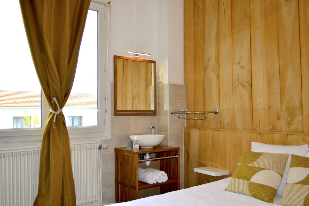 Standard Double Room, Shared Bathroom photo 2