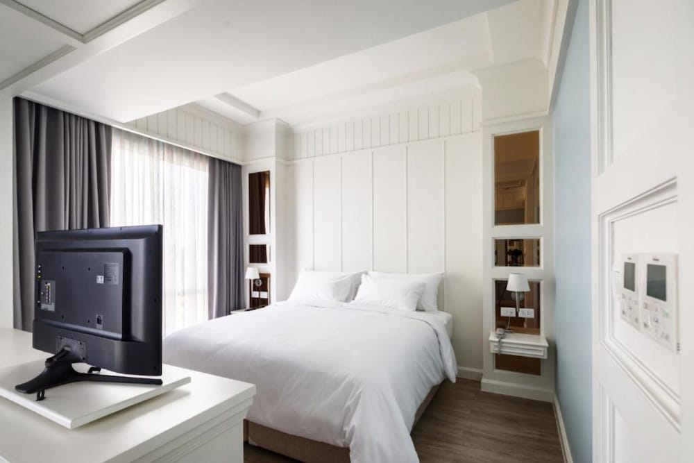 Premier Room, 1 King Bed photo 1