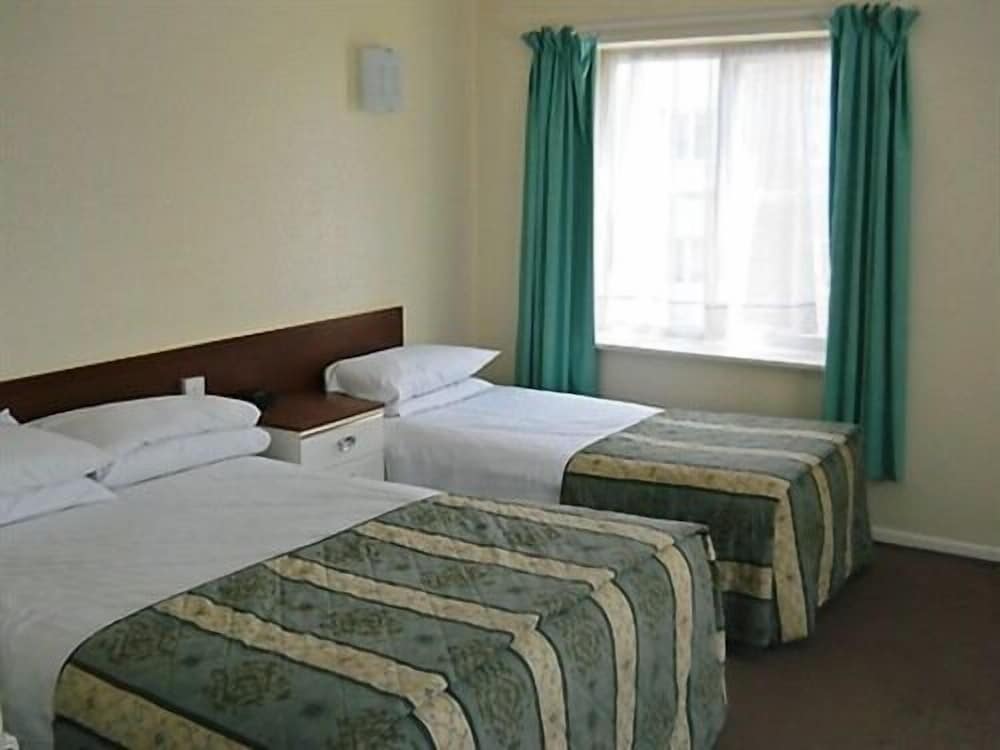 Suite, Ensuite (with shower over bath) photo 1