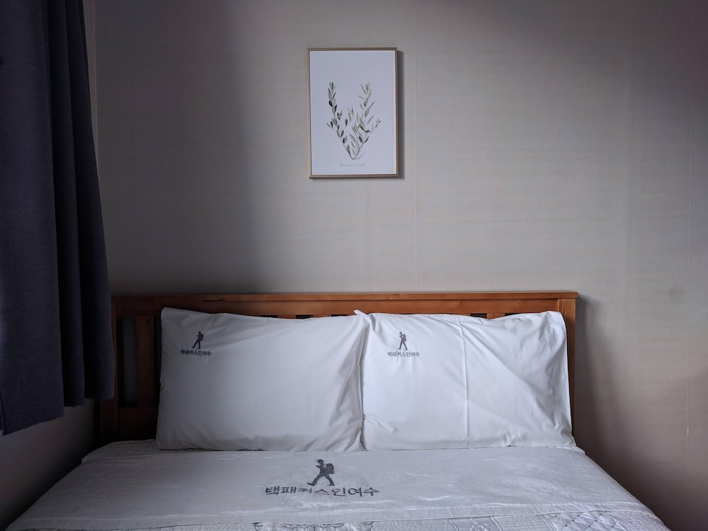 Basic Double Room, 1 Queen Bed, Non Smoking, Mountain View photo 1