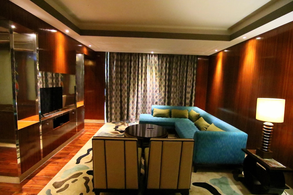 One-Bedroom Suite Lounge Access thumbnail 5