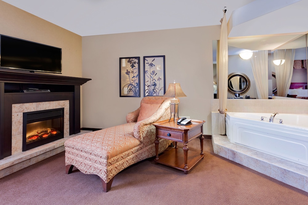 Suite, 1 King Bed, Non Smoking (Hot Tub & Fireplace) - Photo 2