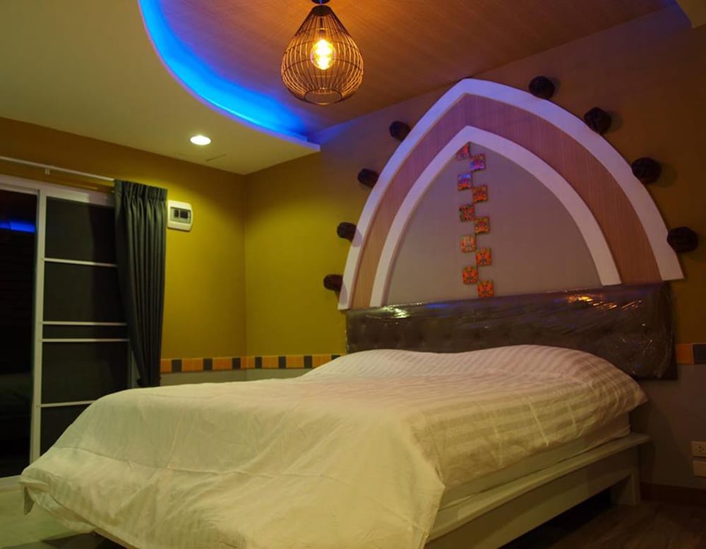 Standard Room, 1 King Bed, Non Smoking, Garden View photo 3