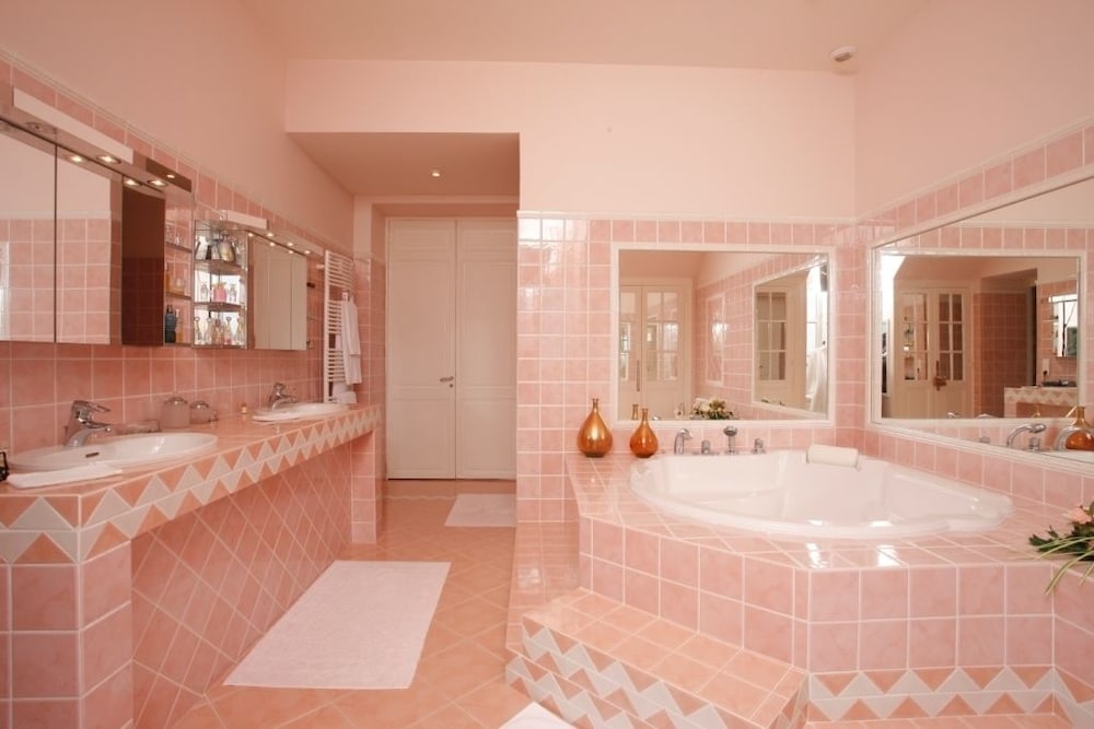 Romantic Suite (Spa Access & Massage Included For 2) photo 2