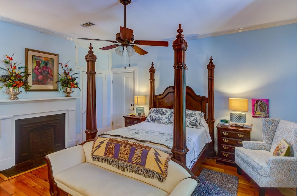 Comfort Room, 1 Queen Bed (Misses Steele's Bedroom) photo 3
