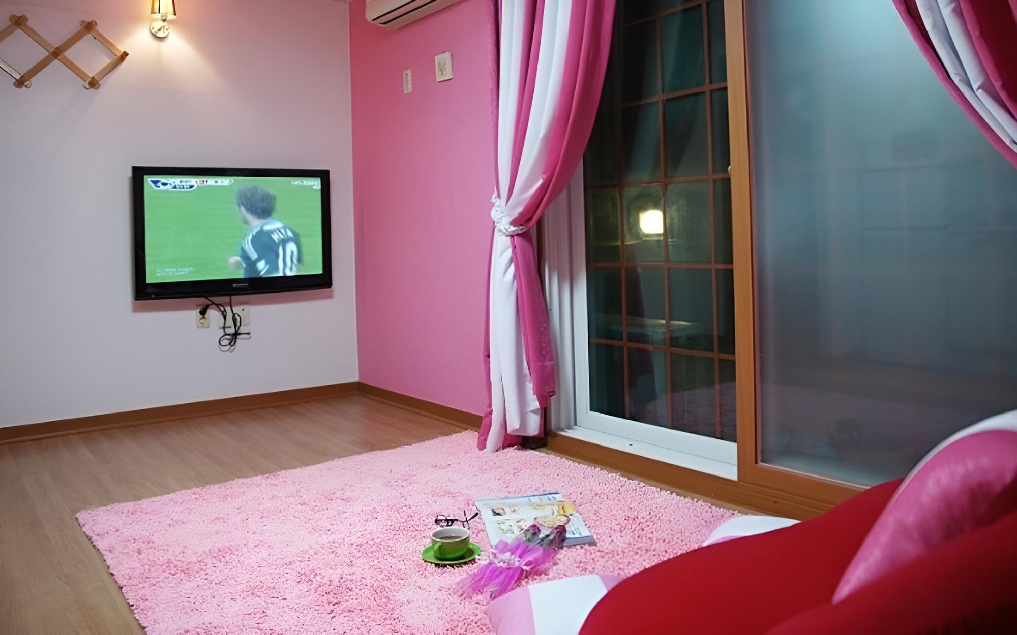 Room (Catherine) - Photo 2