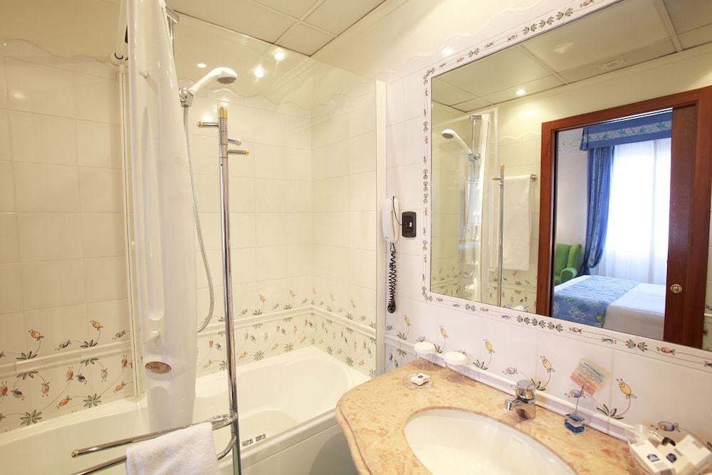 Basic Double Room Single Use, 1 Queen Bed, Non Smoking photo 2