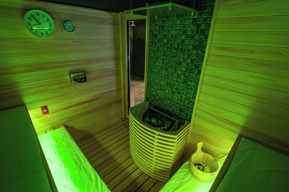 Deluxe Suite 5 Bed Spa & Sauna from 17:30~19:00 limited - Photo 5