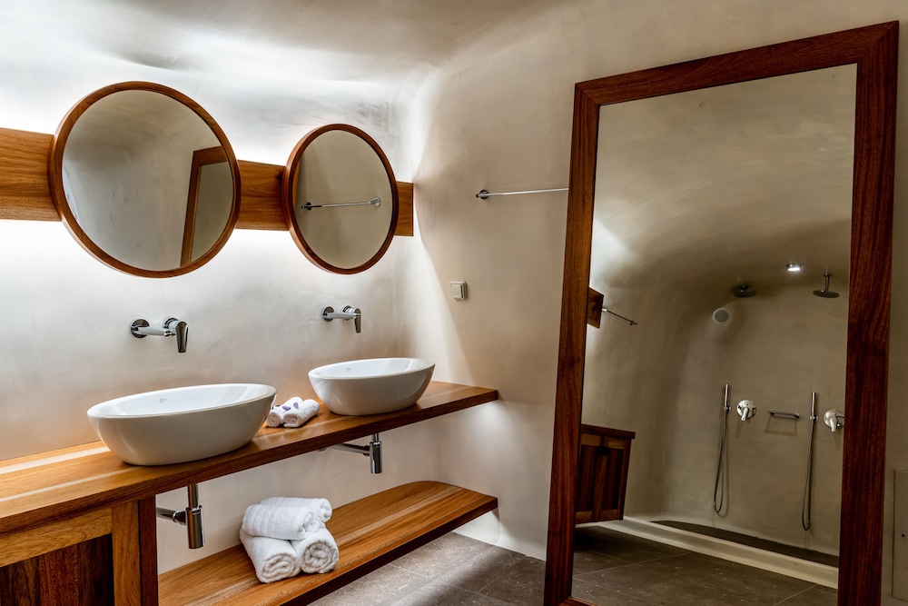 Cave Superior Suite with jacuzzi - Photo 21