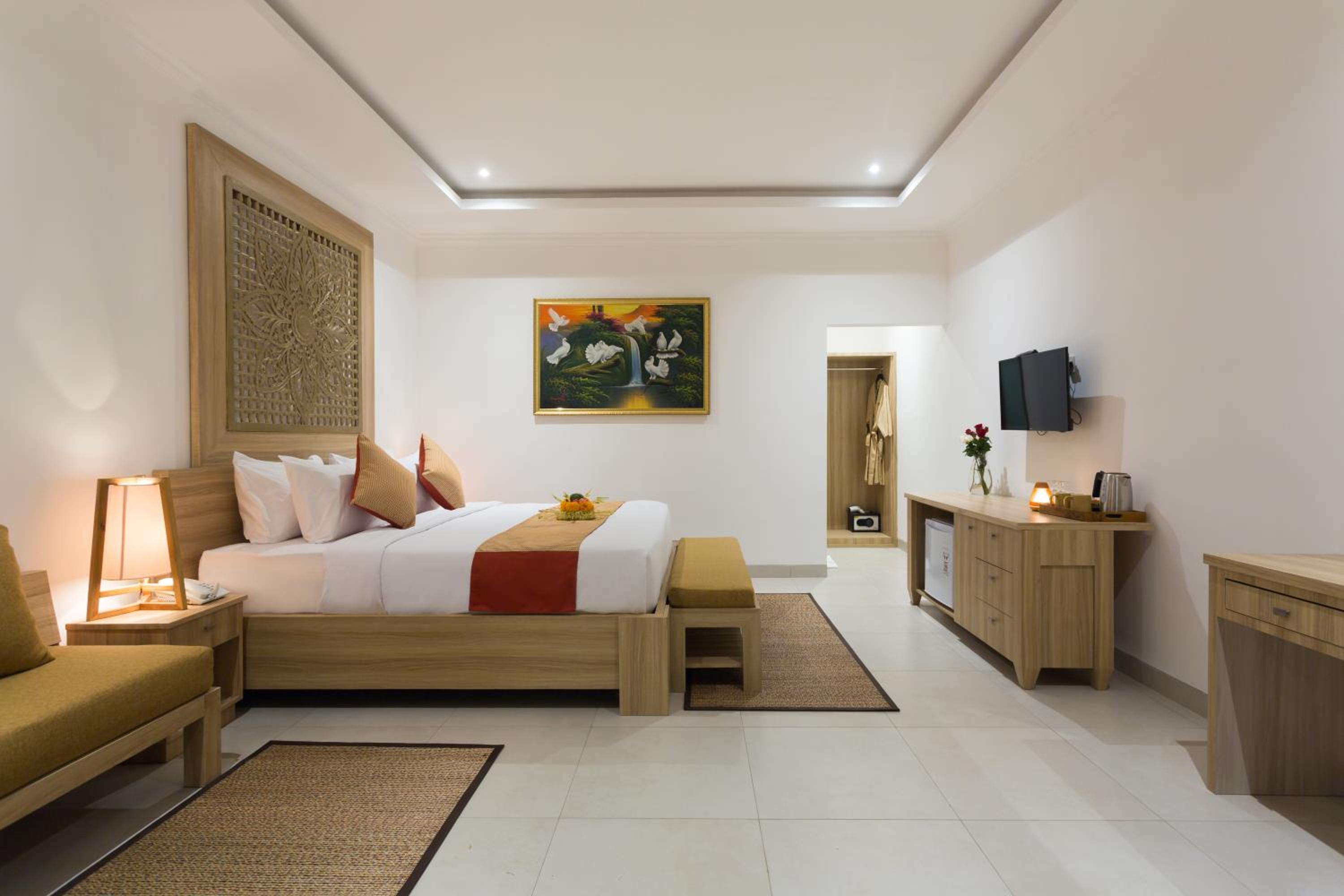 Deluxe Room with Pool View photo 2
