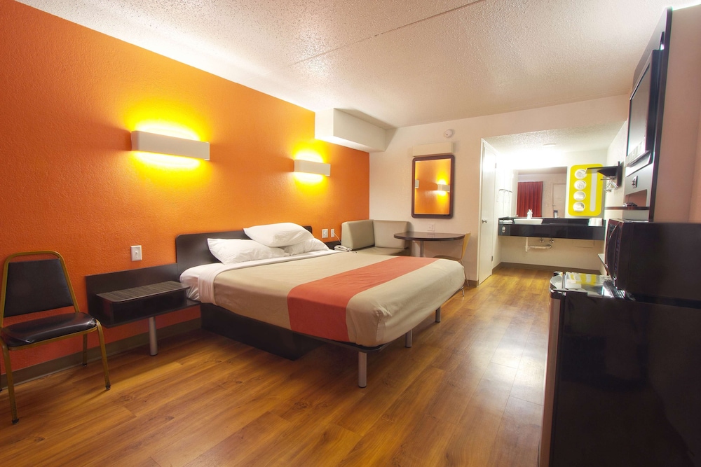 Standard Room, 1 King Bed, Non Smoking photo 3