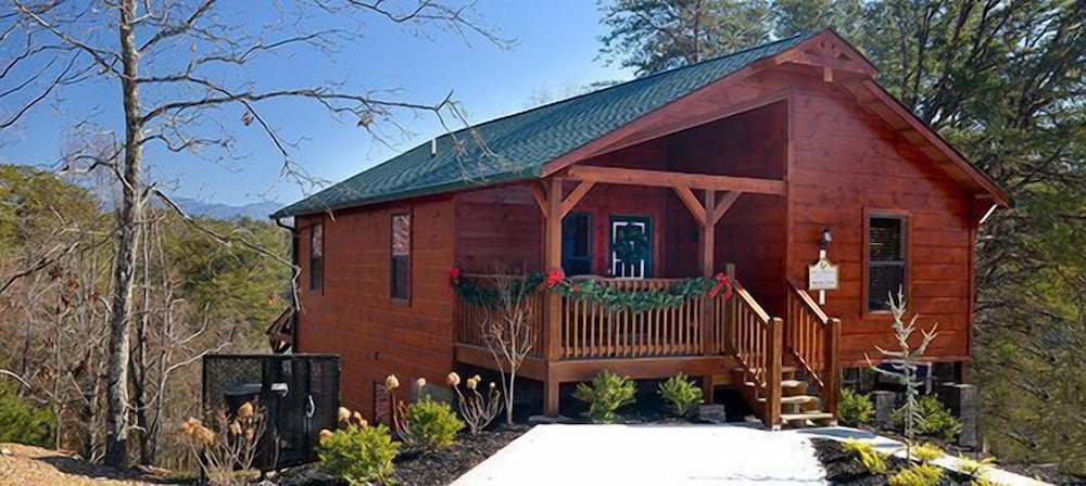 Premier Cabin, 3 Bedrooms, Hot Tub, Valley View (Sleeps up to 8) photo 2
