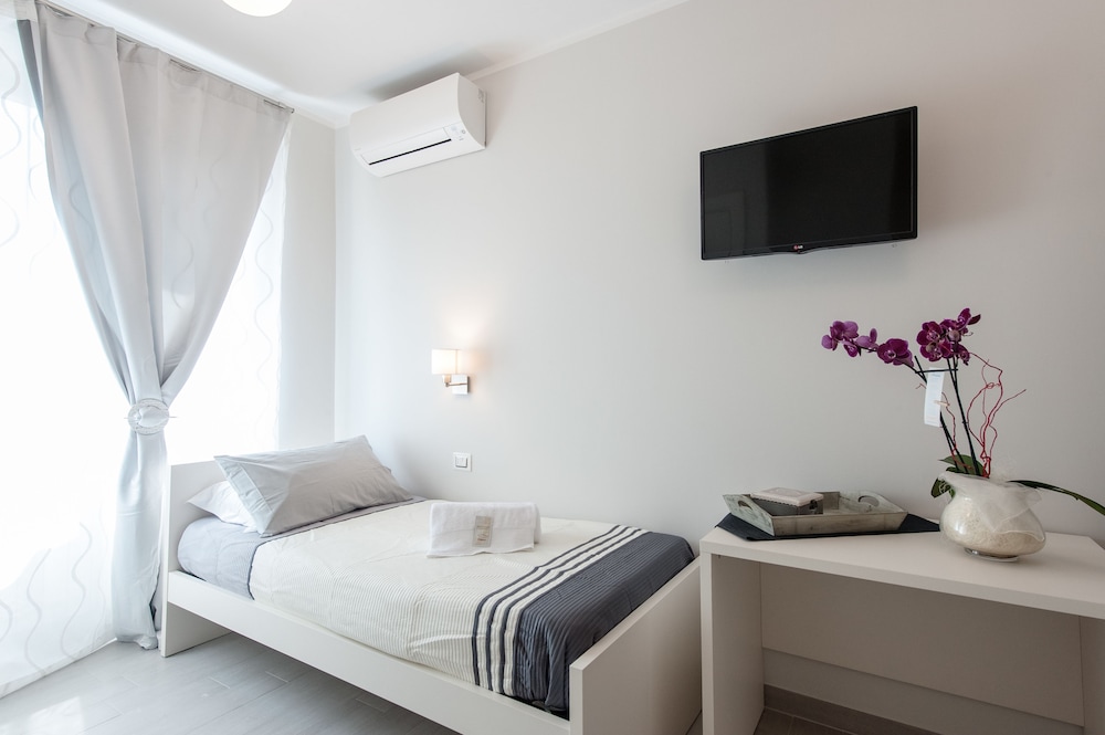 Basic Double Room, Multiple Beds, Pool View photo 1