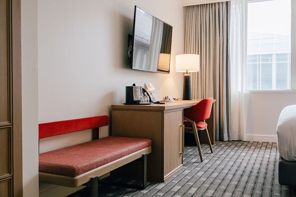 Deluxe Room, 1 King Bed photo 2