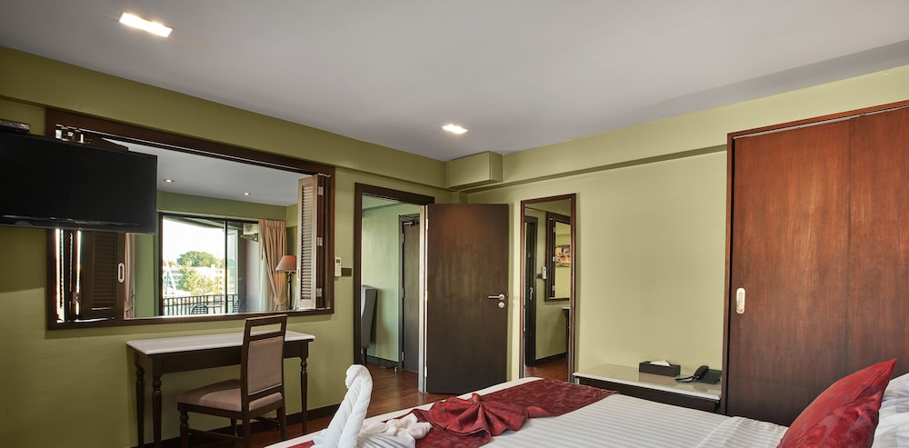 Suite, River View, Corner photo 1