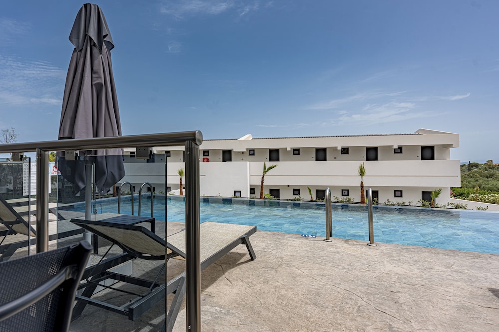 Family Room (Swim Up) - Photo 9